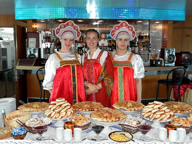 Vodohod MS Nikolay Chernyshevsky Interior Entertainment Russian Tea Ceremony.jpg